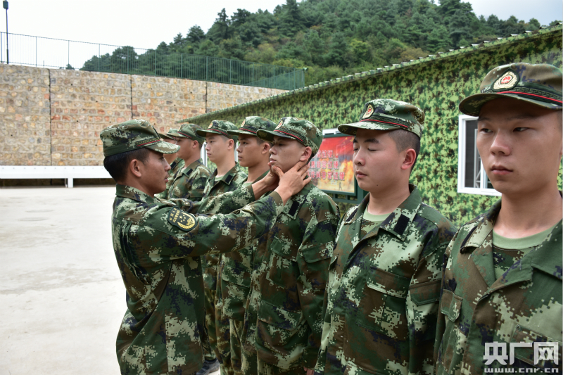 真挚兄弟情 探访武警新兵连