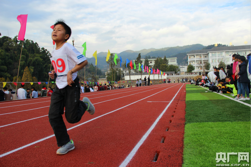 国家级贫困县中学一场五年后重启的运动会