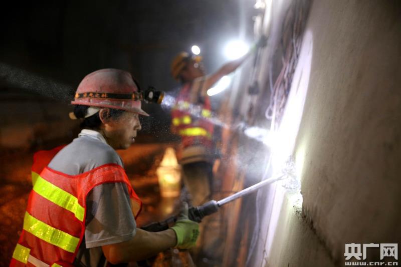 工人正在整治隧道缺陷.黄再云摄影