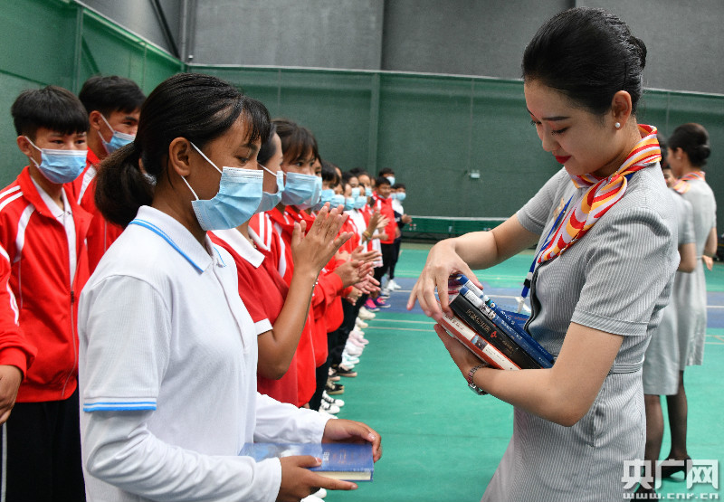 爱在普洱公益助学活动走进普洱市职业教育中心